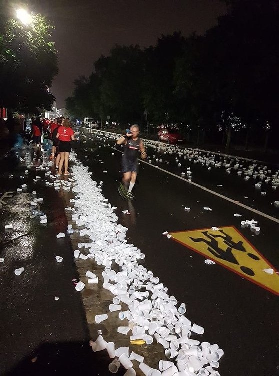 z24905821V,Plastikowe-kubeczki-po-polmaratonie.jpg